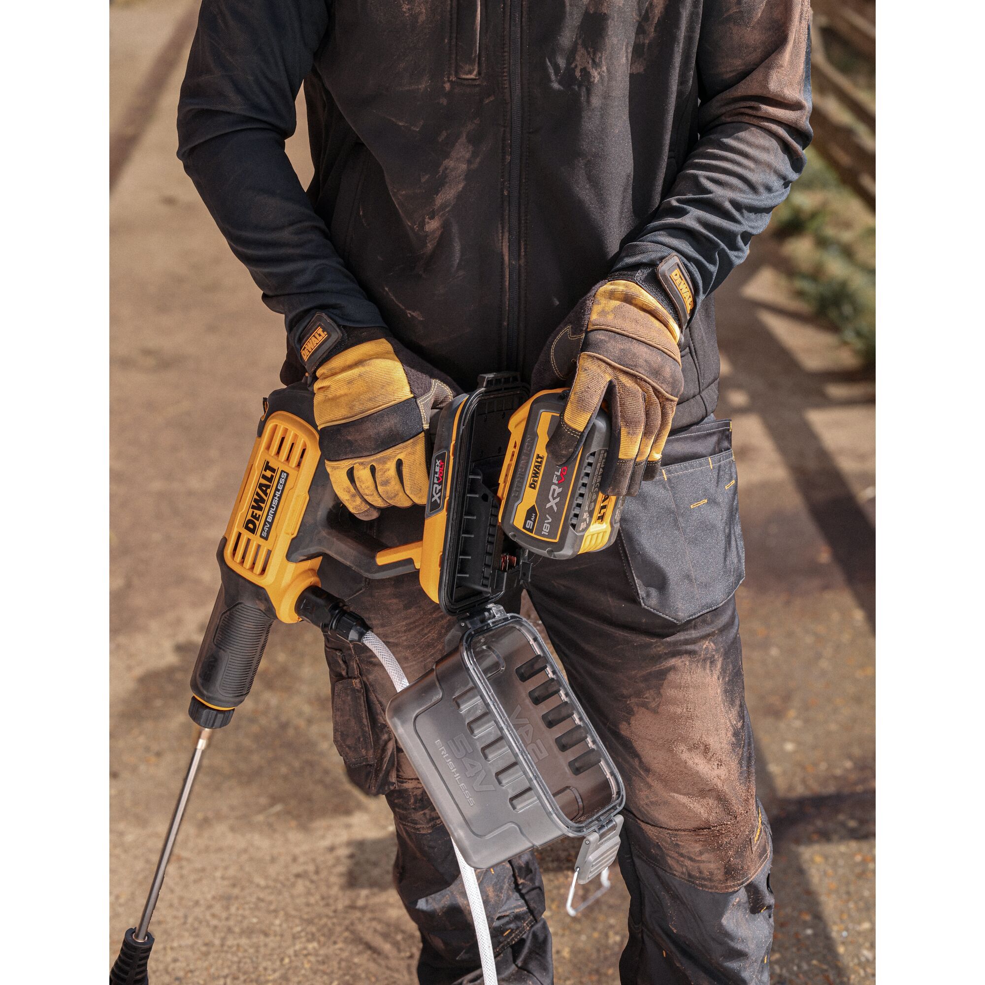 DEWALT 9Ah Flexvolt battery being attached to the DEWALT 54V XR FLEXVOLT Power Cleaner